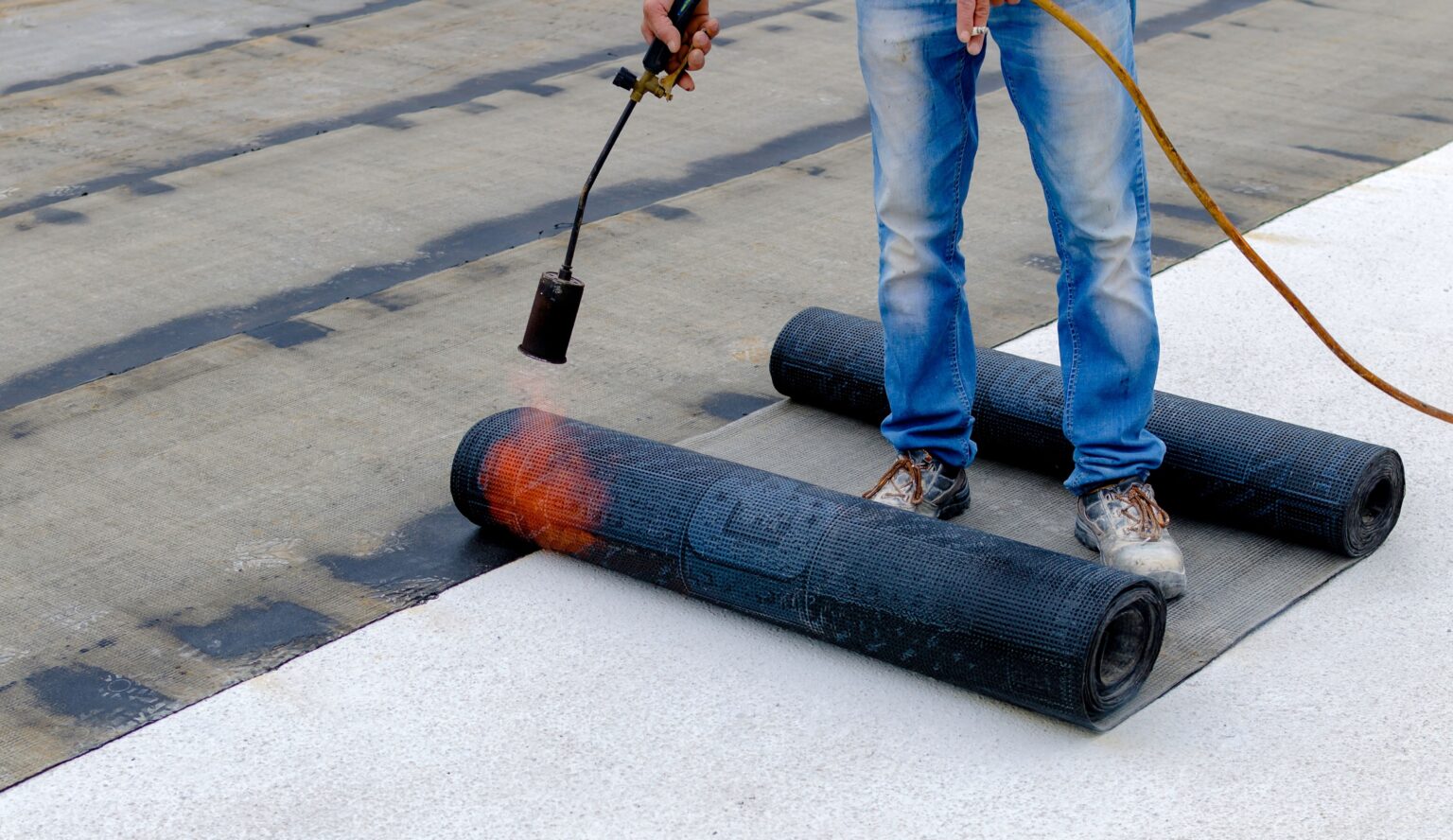 Sello de puentes térmicos con poliuretano proyectado